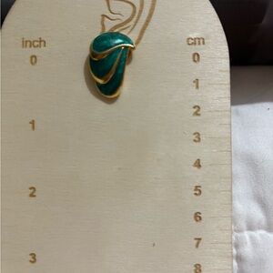 Elegant Green and‎ Gold Women's Jewelry Piece
